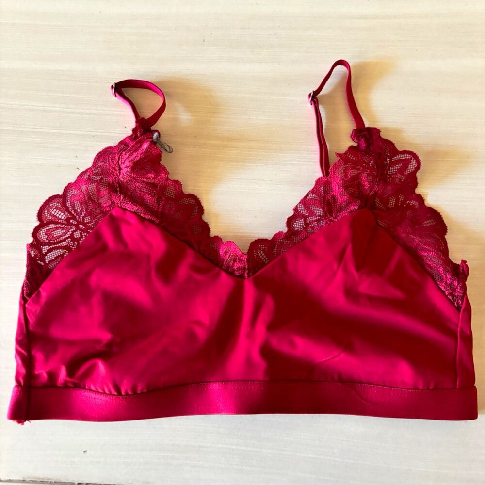 Women’s Red Lace Wireless Bralette Adjustable Straps Pullover Size M
